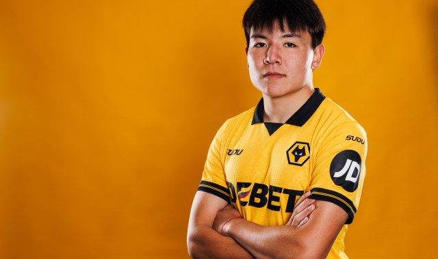 手机老虎机-闯荡英伦！央视：21岁徐彬与狼队签下的是一纸长约