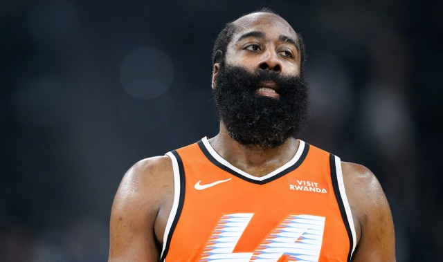 外线开炮！哈登持球单打 连续撤步三分命中稳住局势