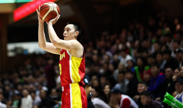 手机老虎机-状态火热！胡明轩半场5中4&amp;amp;3分2中2得到10分