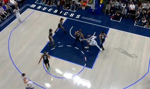 手机老虎机-发力过猛！克莱跳投命中 卡布卡位顶翻加福德裁判回看普通犯规