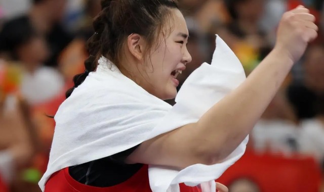 正式官宣！中国篮坛顶级中锋完成转会，离开北京首钢，加盟上海