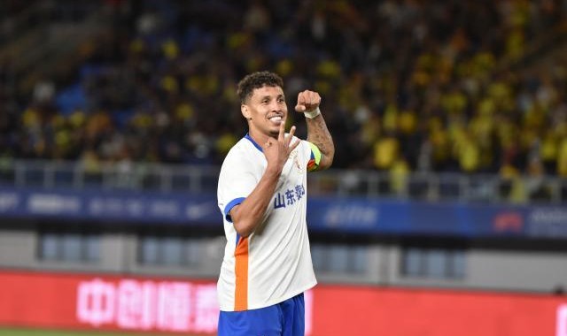 【中超】克雷桑戴帽 西海岸1比5泰山遭赛季首败